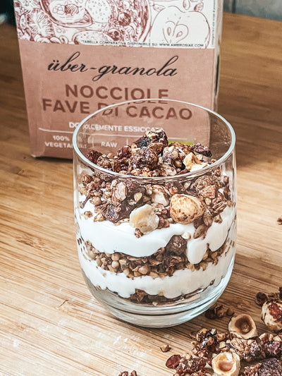 DOLCE AL CUCCHIAIO CON GRANOLA NOCCIOLA E FAVE DI CACAO