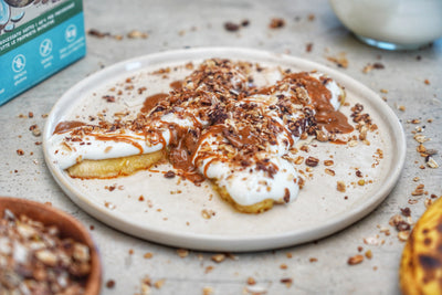 BANANA BOAT CON YOGURT GRECO, GRANOLA CACAO FONDENTE E COCCO E CREMA DI NOCCIAOLE